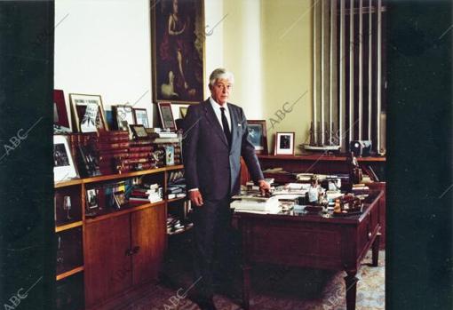 Guillermo Luca de Tena, en su despacho de la Casa de ABC