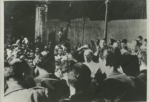 El Papa, en las calles de Roma tras un bombardeo