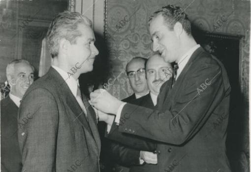 Don Juan Carlos impone la Cruz de Alfonso X el Sabio a Secundino Gallego