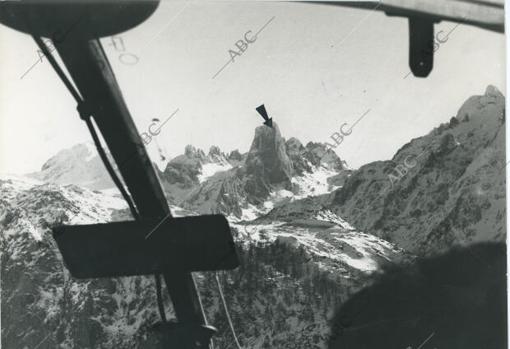 Vista general del Naranjo de Bulnes con una indicación del lugar donde se encontraban los montañeros