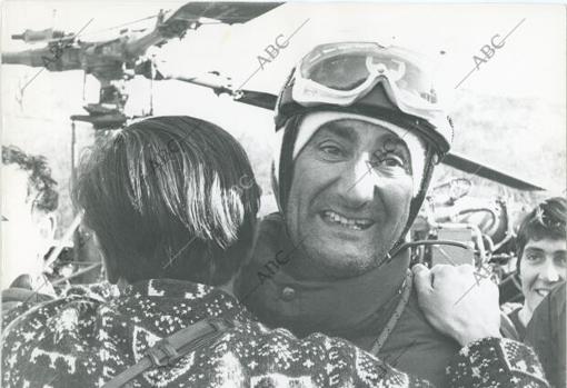 Alfonso Alonso, «Alfonsín», lloraba tras su hazaña. Fue él quien volcándose casi sobre el vacío pudo arrojar los primeros auxilios a Arrabal y Lastra