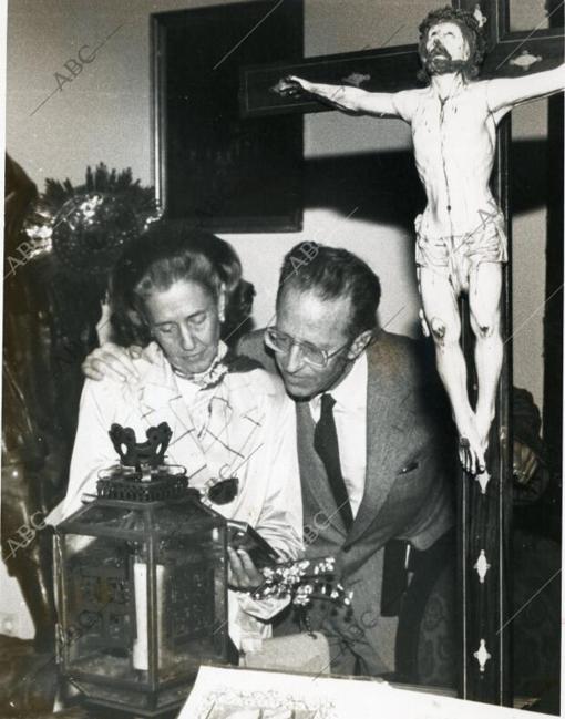 Balduino y Fabiola, Reyes de los Belgas, en la Semana Santa sevillana. En la imagen, durante su visita a la Hermandad del Silencio en la tarde del Domingo de Resurrección de 1988