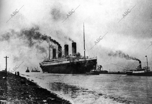 EL «Titanic» sale del puerto de Southampton rumbo a Nueva York