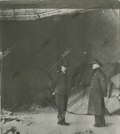 Hitler y Schaub contemplan las ruinas de la Cancillería