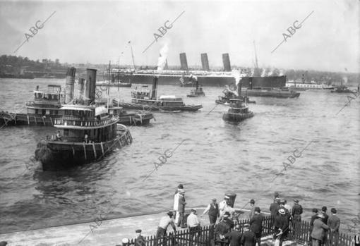 El Lusitania, en el puerto de Nueva York