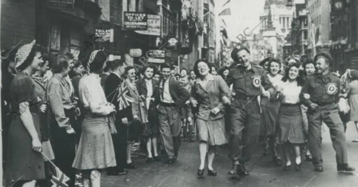 Nunca ha visto el mundo derrumbamiento parecido al de Alemania»: Así contó  ABC hace 75 años el final de la Segunda Guerra Mundial en Europa - Archivo  ABC