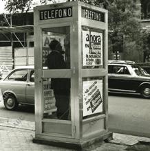 Una cabina con publicidad de Blanco y Negro en 1967