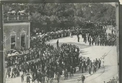 Entierro de Antonio Cánovas del Castillo. La comitiva, en la Plaza de Cibeles de Madrid