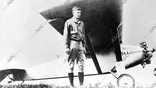 Charles A. Lindbergh junto a su avión, «El Espíritu de San Luis»