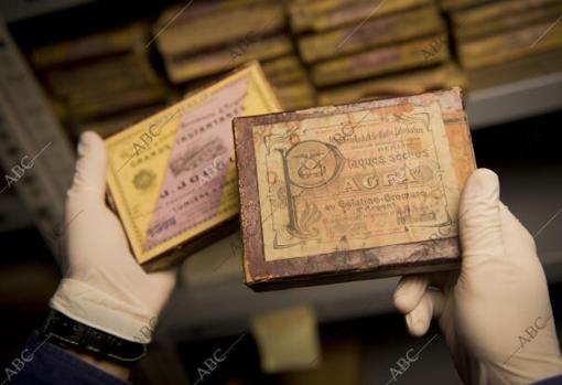 Caja de negativos en placas de vidrio del fondo fotográfico de ABC