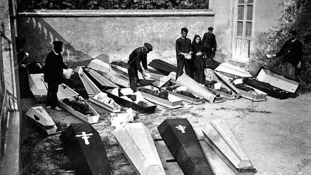 Los enfermeros del hospital de Villarreal, colocando grandes trozos de hielo en los ataúdes de las víctimas para evitar su descomposición