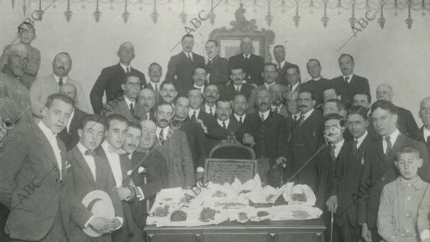 Las autoridades e invitados, en el salón de sesiones del Ayuntamiento de Infantes, ante los restos atribuidos a Quevedo exhumados de la parroquia de San Andrés