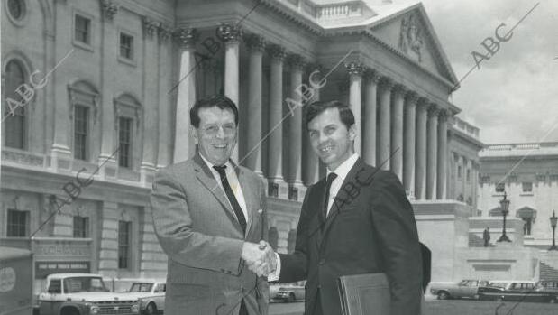 Washington DC (Estados Unidos), 1966. John Paul Paine promotor de la idea de colocar una estatua de Isabel la Católica en la rotonda del Capitolio de Washington, junto al congresista norteamericano James Fulton, autor de dos proyectos de ley para honrar en los Estados Unidos a la Reina patrocinadora del descubrimiento.