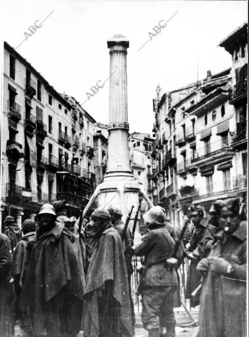 Combatientes en torno al monumento de la turolense plaza del Torico en enero de 1938