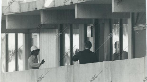 Munich (Alemania), septiembre de 1972. Atentado contra la sede del equipo olímpico de Israel durante la celebración de las Olimpiadas de Munich de 1972. En la imagen, momento en el que el ministro del Interior alemán habla con uno de los terroristas en el piso donde se encuentran los rehenes