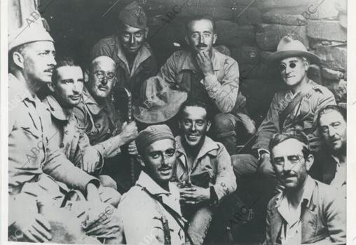 Alhucemas (Marruecos), septiembre de 1925. Guerra de Marruecos. Miguel Primo de Rivera y Francisco Franco, entre otros, durante el desembarco de Alhucemas.