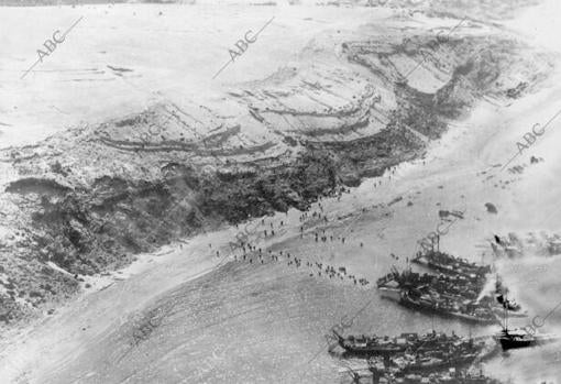 Alhucemas (Marruecos), 08/09/1925. Desembarco de tropas españolas en Ixdaín