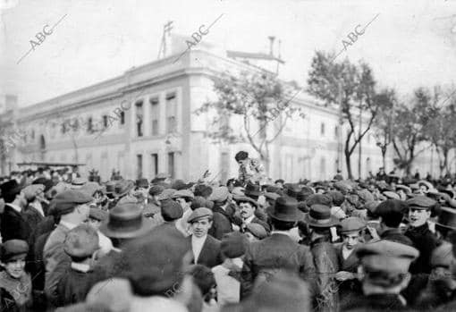 Sevilla, 06/04/1913. Belmonte conducido a hombros desde la plaza a su domicilio en imponente manifestación