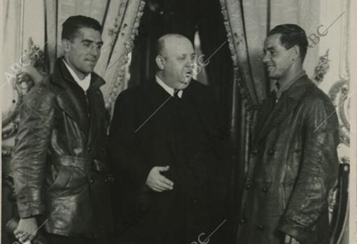 El Ministro de Marina y Aire, Indalecio Prieto, junto con el piloto Antonio Blanch Latorre y el mecánico Evaristo Carvallería López, en noviembre de 1936
