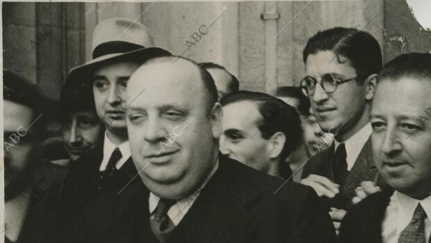 Indalecio Prieto sale del Palacio de las Cortes tras declinar formar gobierno en mayo de 1936