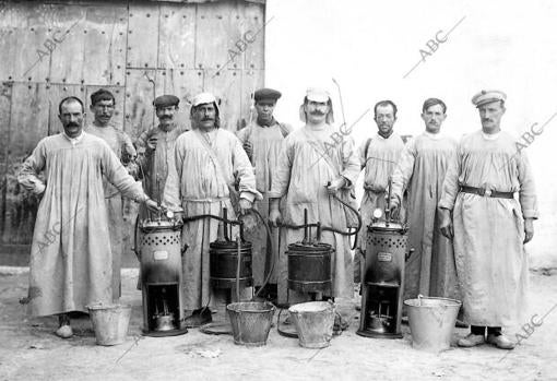 Brigada de desinfección que actuó durante el brote de cólera en Vendrell en 1911