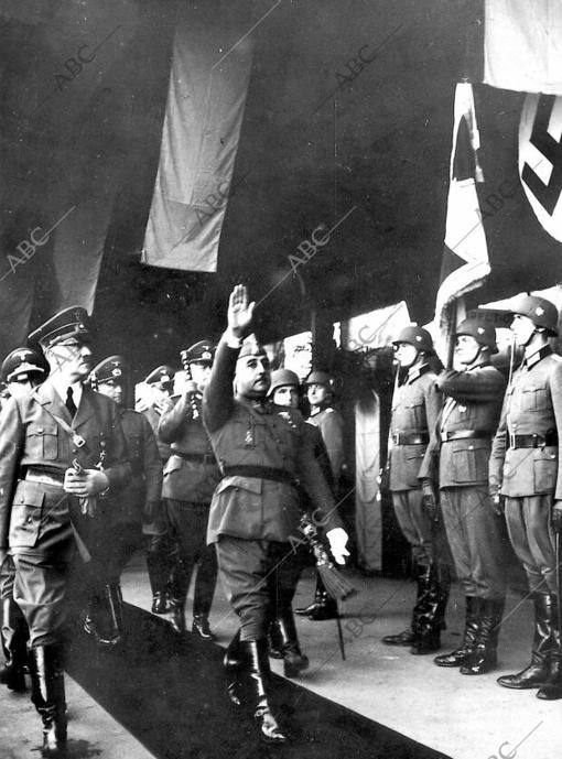 Franco alza el brazo en presencia de Hitler en Hendaya