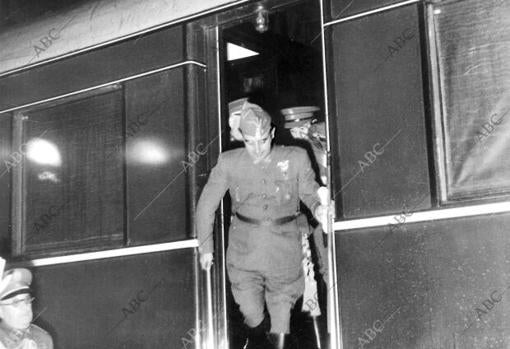 Franco baja del tren que le llevó a su entrevista con Hitler en Hendaya