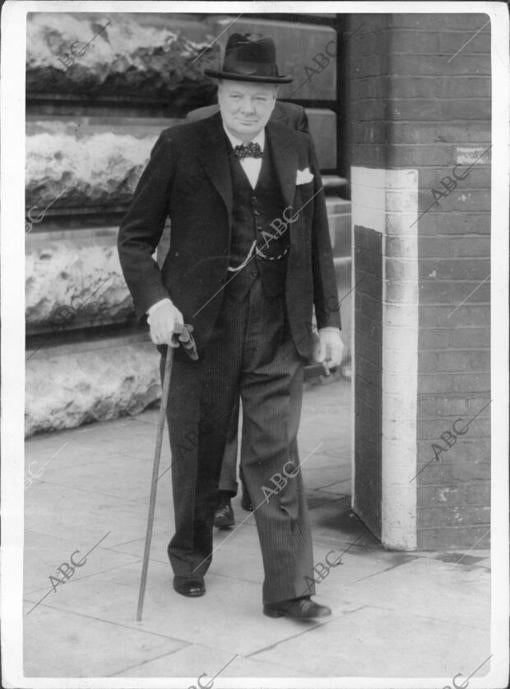 Winston Churchill, saliendo de la cámara de los Comunes en 1944