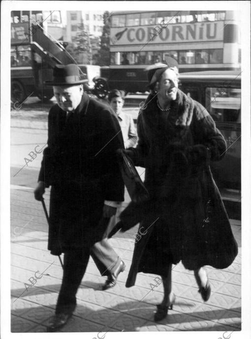 Mr. Winston Churchill, el ilustre político inglés al llegar a su hotel en Barcelona en 1935, tras su regreso de Palma acompañado de su esposa