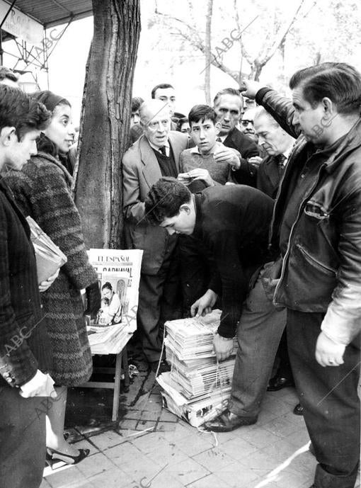 Expectación en un quiosco para conocer las últimas noticias sobre la muerte de Kennedy