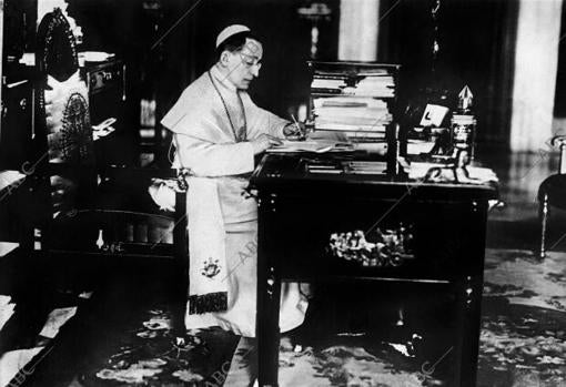El Papa Benedicto XV en su despacho