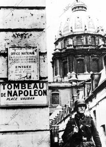 Un soldado alemán ante la tumba de Napoleón