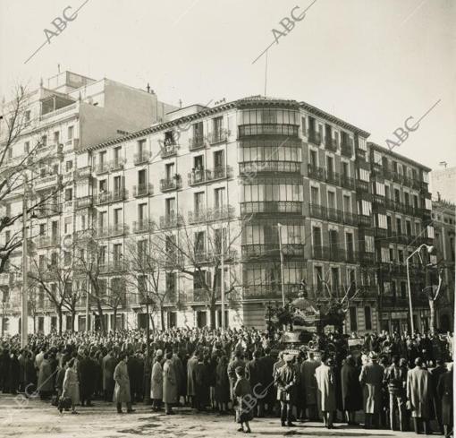 La comitiva fúnebre saliendo de su casa de Alfonso XII