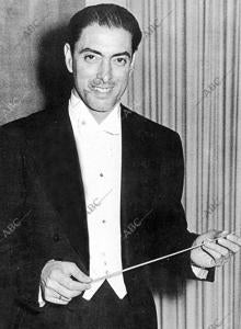 Ataúlfo Argenta sonríe con una batuta entre sus manos