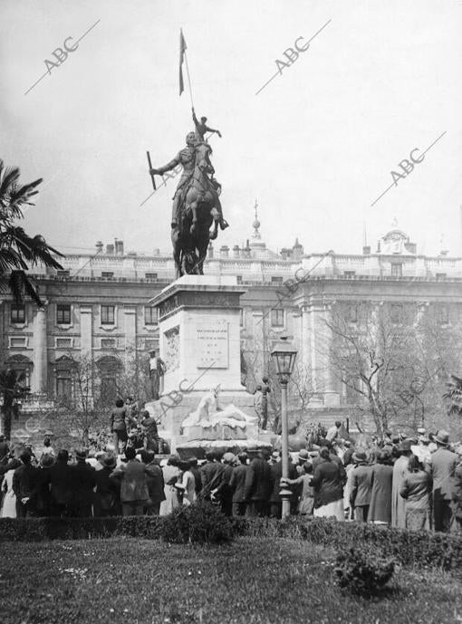 Proclamación de la República en Madrid. Los jardines de la Plaza de Oriente Invadidos por el pueblo, que entusiasmado aplaude el momento de izarse la bandera de la República en el palacio que tanto tiempo fue morada de reyes. Hasta la estatua ecuestre de Felipe IV trepan algunos entusiastas y desde lo más Alto, flamean banderas republicanas