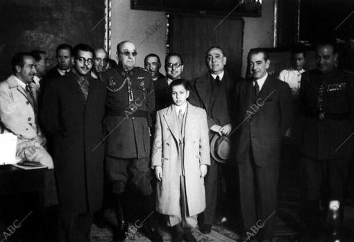 Madrid. 08/02/1946. Los jugadores de ajedrez Arturo Pomar (14 años) y Medina, que participaron en el Campeonato de ajedrez organizado por el «Sunday Chronicle» en Londres, son recibidos en el Palacio de Oriente por el Delegado Nacional de Deportes, teniente general Moscardó