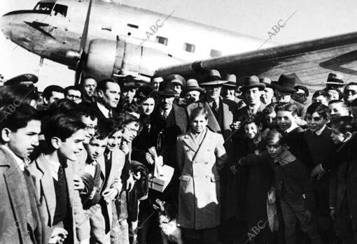 Llegada a Barajas de los jugadores de ajedrez Arturo Pomar (14 años) y Medina