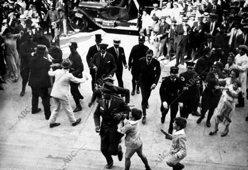 Los niños rompen el cordón policial para poder estrechar la mano a Ramón Franco