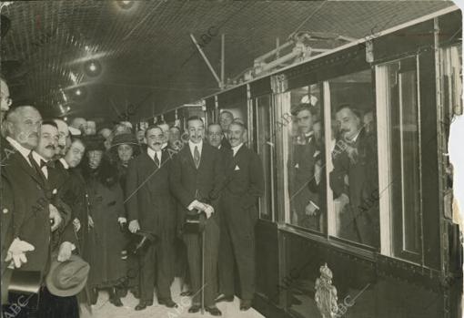 Madrid, 17/10/1919. S.M. el Rey D. Alfonso XIII asiste a la inauguración del Metro de Madrid. Con el, D. Miguel Otamendi, director del proyecto