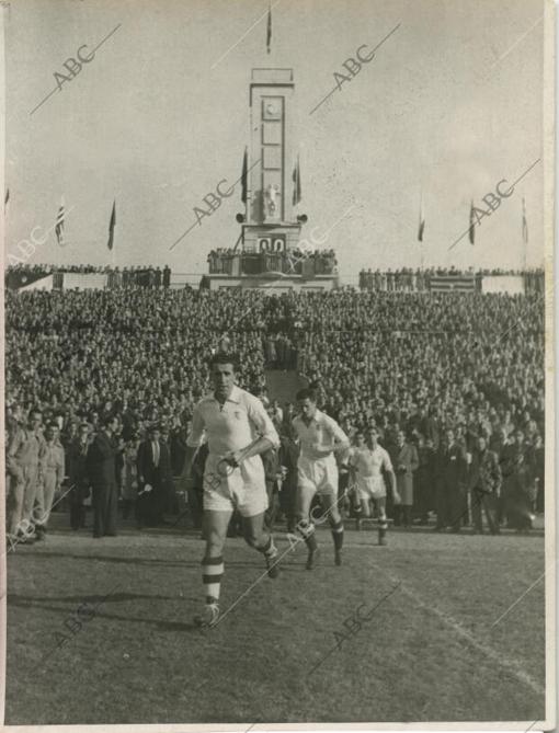 Madrid, 14/12/1947. Inauguración del Estadio Chamartín, con capacidad para 70.000 personas. En la imagen, el momento de salir al campo del equipo blanco.