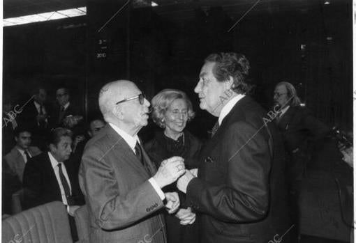 Octavio Paz conversa con Dámaso Alonso.