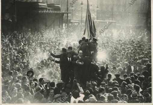 Aspecto de la Puerta del Sol, en Madrid, durante la proclamación de la Segunda República, el 14 de abril de 1931