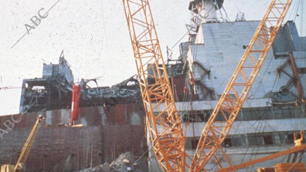 La central nuclear, poco después de la explosión del reactor 4