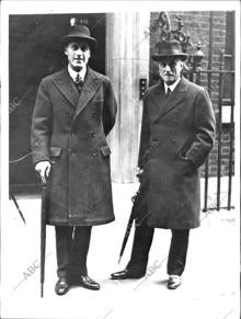 El político conservador Samuel Hoare y Cunliffe Lister, a las puertas de Downing Street