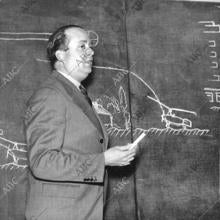 De la Cierva dando clase en la universidad.