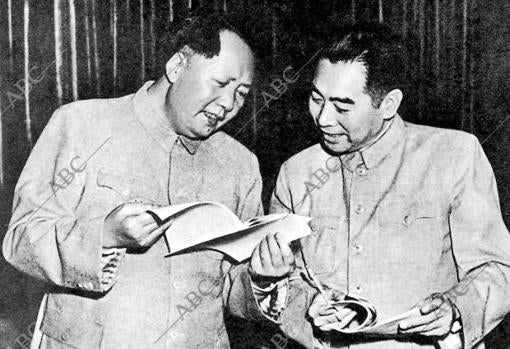 Mao Tse-TunG (izquierda) y Zhou Enlai, en lídeo chino que negocio en el aeropuerto de Pekín la reanudación de las conversaciones con la URSS