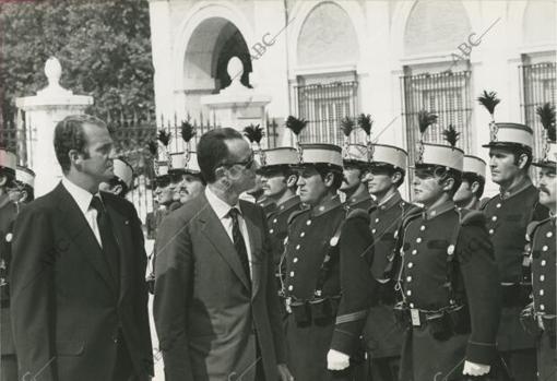 EL Rey Don Juan Carlos y el Rey Balduino de Bélgica pasean por la Plaza del Palacio de Aranjuez.