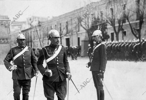 Madrid, abril de 1922. En el Cuartel de la Montaña. el Teniente General D. Joaquín Milans del Bosch y Carrió (1), como Comandante General del Real Cuerpo de Guardias Alabarderos, presentando al escuadrón de escolta real a su nuevo coronel, D. Enrique Chacón