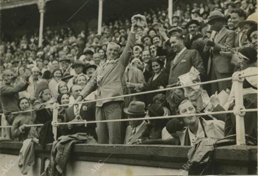 Charles Chaplin, el famoso actor y director, saluda al público desde la barrera de San Sebastián.