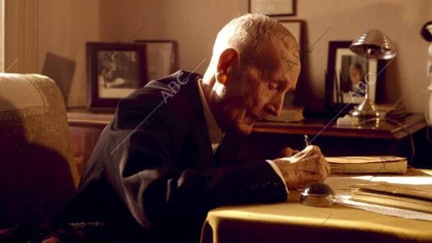 Azorín, dos días antes de morir, en su casa de Madrid